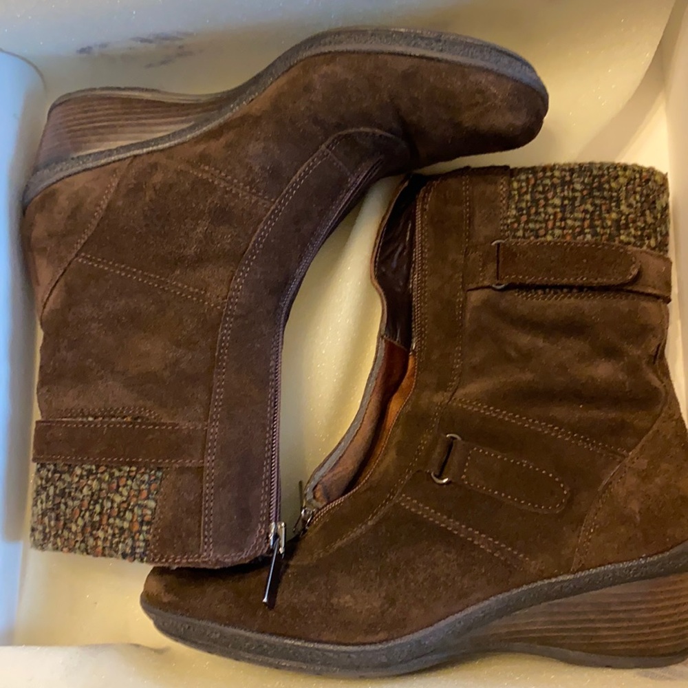 Brown boots size 7